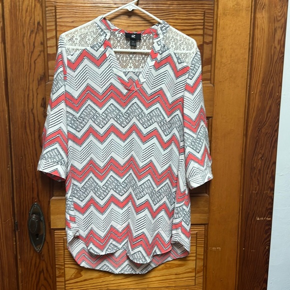 IZ Byer women’s Blouse with a salmon white and black zigzag pattern size xl - Picture 1 of 7